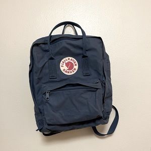 FJALLRAVEN Kanken square backpack in navy blue